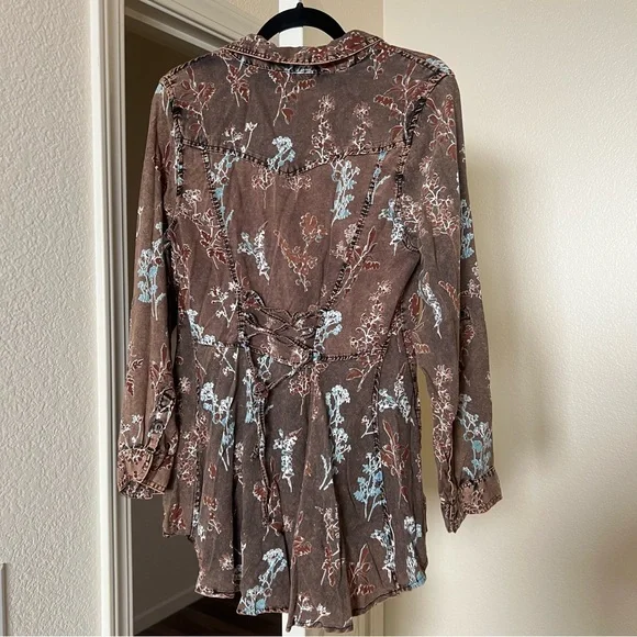 Lola P. Corset Back Button Front Shirt - Picture 4 of 4